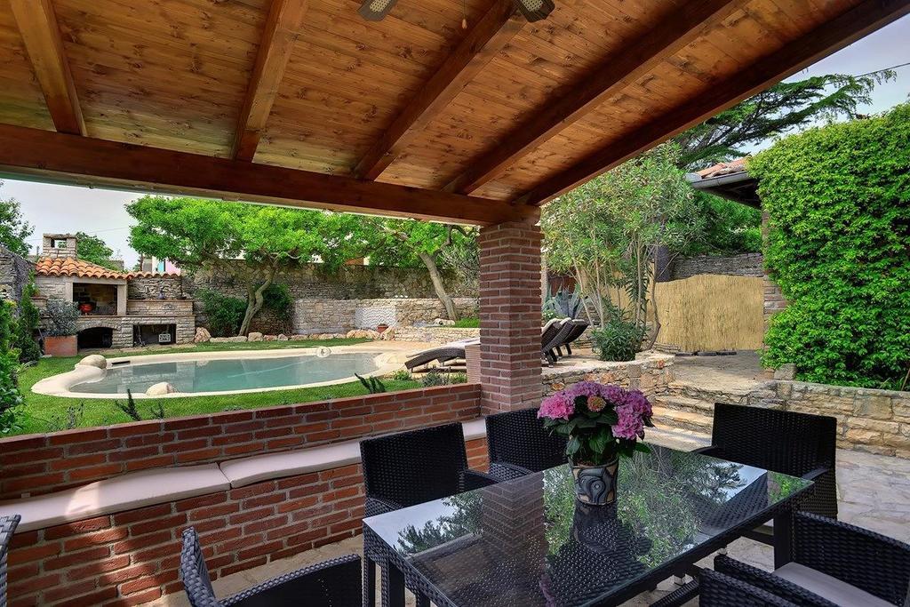 Villa Br Ližnjan エクステリア 写真